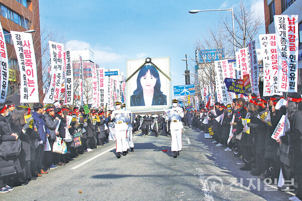 [Foto 1] Der Gwangju-Jeonnam-Zweig der Koalition für die Rechte der Opfer von Zwangskonvertierung veranstaltete am 21. Januar 2018 in Dong-gu, Gwangju, in der Nähe des Archivs der Demokratisierungsbewegung vom 18. Mai eine Kundgebung, um Gu Ji-in zu gedenken, die von ihren Eltern erstickt wurde, weil sie sich weigerte, einer Zwangskonvertierung unterzogen zu werden, und um die Verabschiedung eines Gesetzes zu fordern, das Zwangskonvertierungen verbietet.
