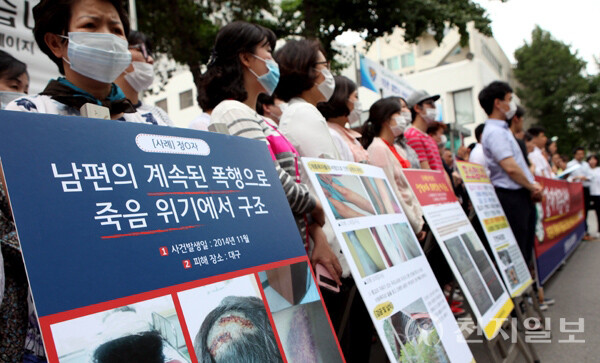 [Foto 5] Die Koalition für Opfer von Zwangskonvertierungen (CVC) hielt am 7. Juli 2016 vor der Polizeistation Hyehwa in Seoul eine Pressekonferenz ab, auf der sie Fälle von Zwangskonvertierungen öffentlich machte und eine faire Untersuchung forderte.
