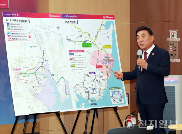 울산시가 산업 수도를 넘어 인공지능(AI) 기반의 미래 교통도시로 도약하기 위한 ‘5대 교통정책’을 내놓은 가운데 사진은 김두겸 울산시장이 지난 20일 시청프레스센터에서 교통정책을 발표하고 있다. (제공: 울산시) ⓒ천지일보 2025.11.26.