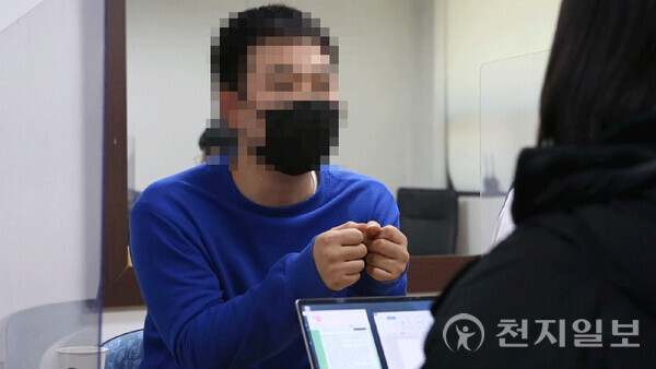 [Фото 3]ЮнЁниль (псевдоним, 20 лет, мужчина, о. Чеджу), жертва программы принудительного обращения, дал показания о нанесенном ущербе в результате принудительного обращения в другую веру в период с 30 января по 3 февраля 2022 года в интервью этой газете 5 февраля 2022 года.