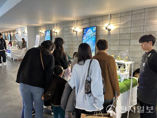 최근 송도 트리플스트리트 A, B동 지하에서 열린 ‘2025년 인천 신사업창업사관학교 송도시장 플리마켓 2차’ 행사장 모습.(제공: 인천대학교) ⓒ천지일보 2025.11.26.