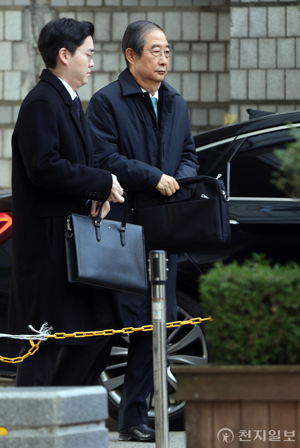 [천지일보=남승우 기자] 한덕수 전 국무총리가 26일 오전 서울 서초구 서울중앙지법에서 열린 내란 방조 및 내란 중요임무 종사 혐의 관련 결심공판에 출석하고 있다. (사진공동취재단) ⓒ천지일보 2025.11.26.