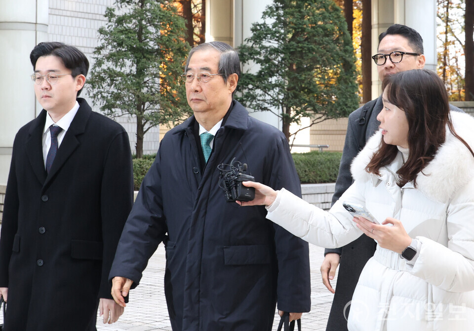 [천지일보=남승우 기자] 한덕수 전 국무총리가 26일 오전 서울 서초구 서울중앙지법에서 열린 내란 방조 및 내란 중요임무 종사 혐의 관련 결심공판에 출석하고 있다. (사진공동취재단) ⓒ천지일보 2025.11.26.