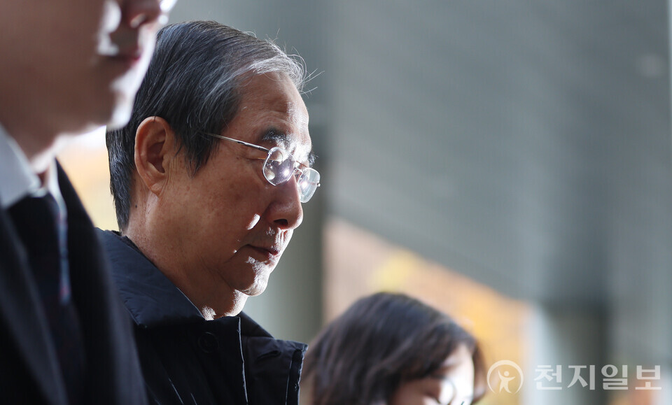 [천지일보=남승우 기자] 한덕수 전 국무총리가 26일 오전 서울 서초구 서울중앙지법에서 열린 내란 방조 및 내란 중요임무 종사 혐의 관련 결심공판에 출석하고 있다. (사진공동취재단) ⓒ천지일보 2025.11.26.