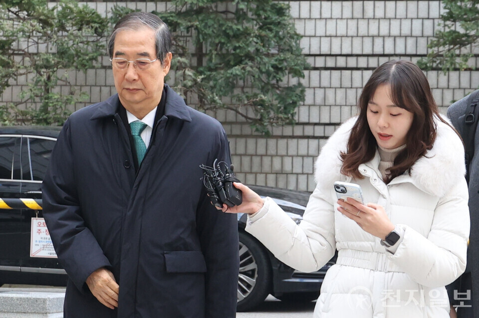 [천지일보=남승우 기자] 한덕수 전 국무총리가 26일 오전 서울 서초구 서울중앙지법에서 열린 내란 방조 및 내란 중요임무 종사 혐의 관련 결심공판에 출석하고 있다. (사진공동취재단) ⓒ천지일보 2025.11.26.