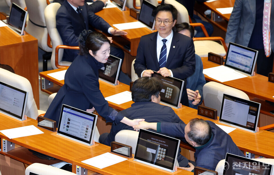 [포토] 의원들과 인사하는 강선우 의원