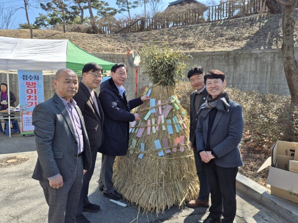 정명근 화성특례시장과 지역 관계자들이 정월대보름 소원지를 달며 한 해의 안녕과 풍요를 기원하고 있다. (제공: 화성특례시청) ⓒ천지일보 2026.03.09.