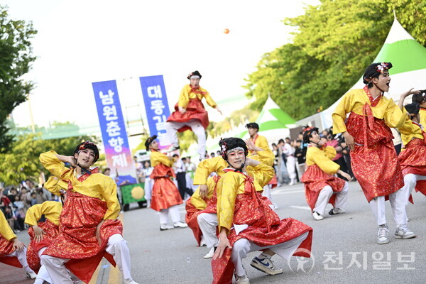 지난해 열린 대동길놀이 ‘춘향카니발’. 전북 남원시가 제96회 춘향제의 대표 프로그램인 대동길놀이 ‘춘향카니발’에 참여할 전국 단위 경연대회 참가팀을 모집한다. (제공: 남원시청) ⓒ천지일보 2026.03.10.