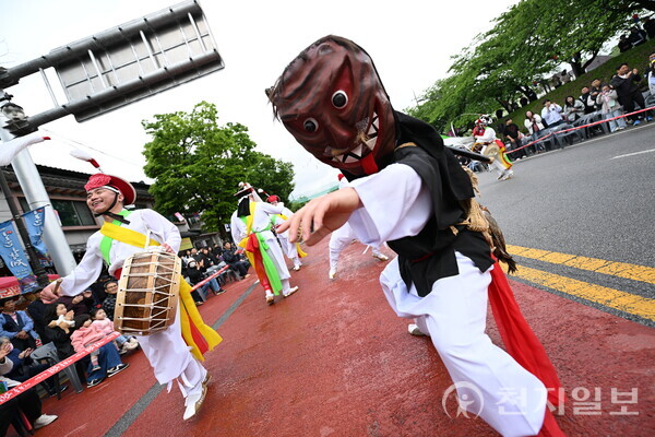 지난해 열린 대동길놀이 ‘춘향카니발’. 전북 남원시가 제96회 춘향제의 대표 프로그램인 대동길놀이 ‘춘향카니발’에 참여할 전국 단위 경연대회 참가팀을 모집한다. (제공: 남원시청) ⓒ천지일보 2026.03.10.