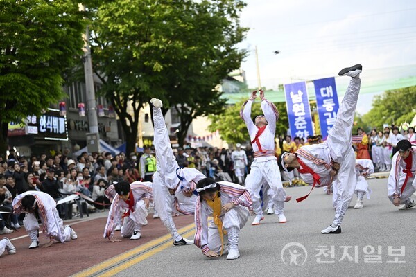지난해 열린 대동길놀이 ‘춘향카니발’. 전북 남원시가 제96회 춘향제의 대표 프로그램인 대동길놀이 ‘춘향카니발’에 참여할 전국 단위 경연대회 참가팀을 모집한다. (제공: 남원시청) ⓒ천지일보 2026.03.10.