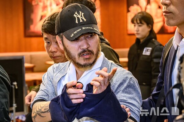 [인천공항=뉴시스] 필리핀에서 이른바 "전세계"라는 활동명으로 마약을 유통했던 박왕열 씨가 25일 인천국제공항 제2터미널을 통해 송환되고 있다. (공동취재) 2026.03.25.