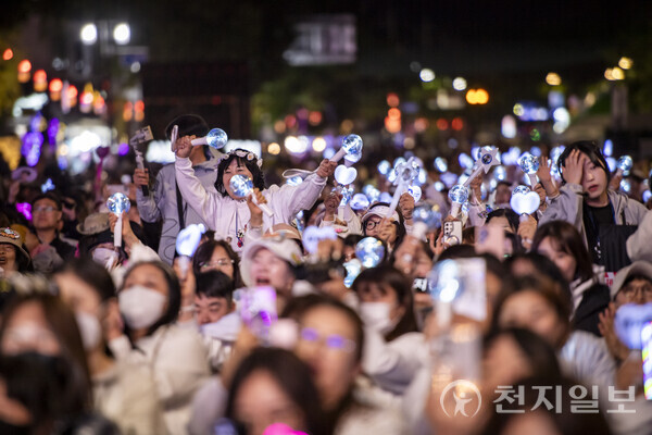 지난해 열린 남원 춘향선발대회 지켜보는 관광객 모습. (제공: 남원시청) ⓒ천지일보 2026.04.27.