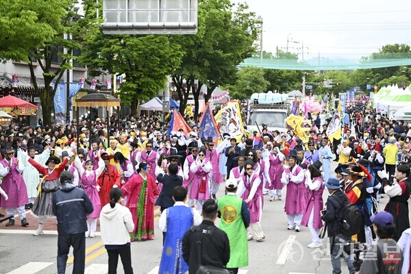 지난해 열린 남원 춘향제 대동길놀이. (제공: 남원시청) ⓒ천지일보 2026.04.27.