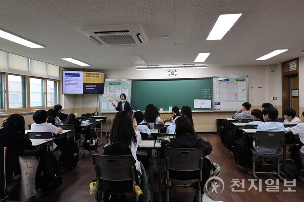 지난 21일 포천시 갈월중학교에서 공익활동가 초청 교육인 ‘로컬에서 시작하는 변화: 공익×창업 프로젝트’ 수업이 진행되고 있다. (제공: 경기도) ⓒ천지일보 2026.05.25.