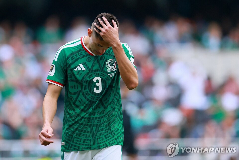멕시코의 세사르 몬테스가 남아공전에서 퇴장 당하고 있다. (출처:로이터=연합뉴스)