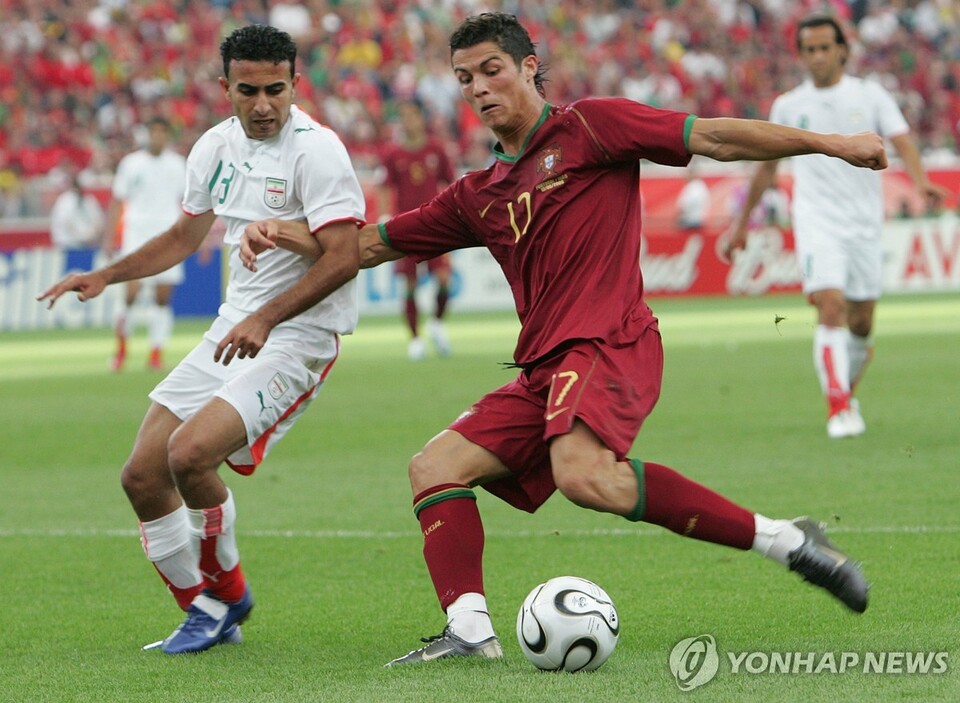 호날두가 2006년 6월 17일 독일 월드컵에서 이란을 상대로 경기를 펼치고 있다. (출처:AP=연합뉴스 자료사진)