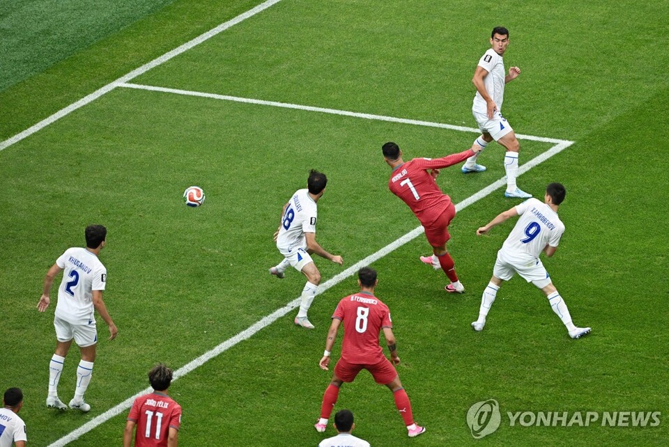 호날두(7번)가 우즈베키스탄과의 골문에 선제 결승골을 꽂아 넣고 있다. (출처:로이터=연합뉴스)