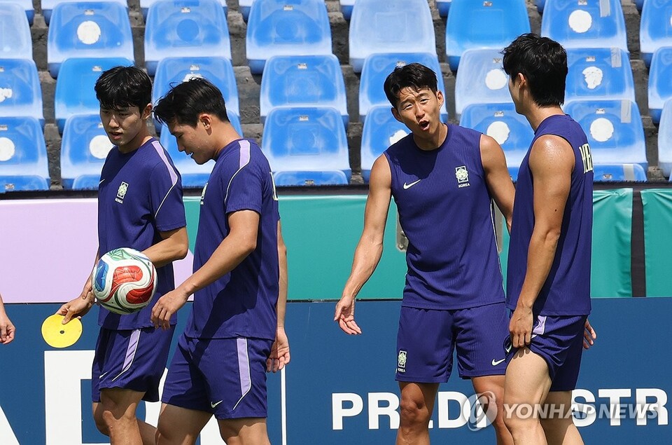 한국 대표팀 주장 손흥민이 23일(현지시간) 멕시코 몬테레이 에스타디오 우니베르시타리오에서 훈련 하며 팀 동료들과 대화하고 있다. (출처:연합뉴스)