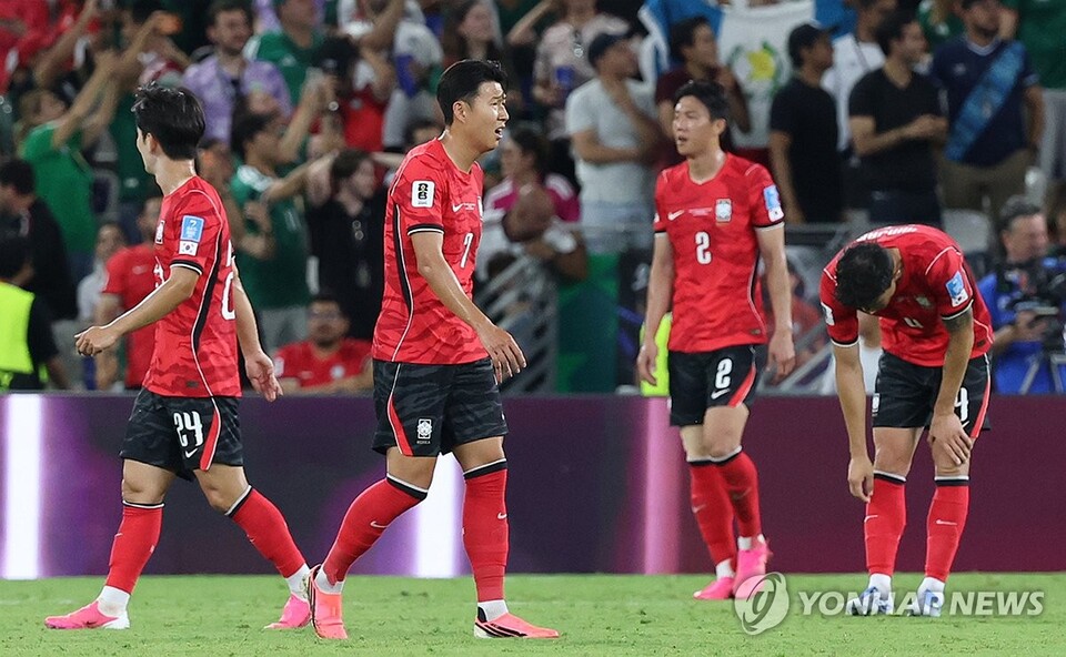 한국 대표팀 주장 손흥민이 24일(현지시간) 멕시코 몬테레이 스타디움에서 열린 2026 북중미 월드컵 A조 3차전에서 후반 남아프리카공화국의 마세코가 득점하자 아쉬워하고 있다. (출처:연합뉴스)