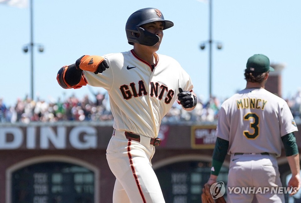 이정후가 역전 3루타를 친 뒤 환호하고 있다. (출처:게티이미지/AFP=연합뉴스)