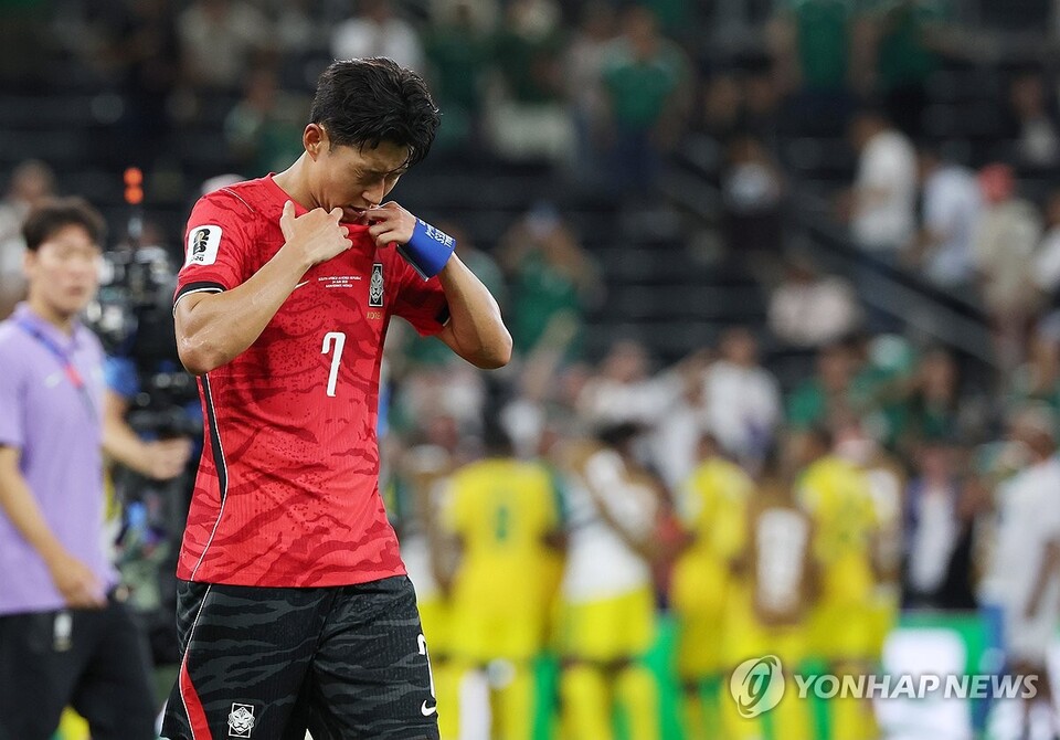 한국 축구 대표팀 주장 손흥민이 24일(현지시간) 멕시코 몬테레이 스타디움에서 열린 2026 북중미 월드컵 A조 3차전 남아프리카공화국과의 경기에서 0대1로 패배한 뒤 유니폼으로 얼굴을 가리며 아쉬워 하고 있다. (출처:연합뉴스)