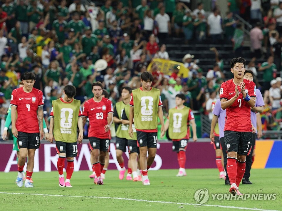 손흥민과 한국 대표팀 선수들이 24일(현지시간) 멕시코 몬테레이 스타디움에서 열린 2026 북중미 월드컵 A조 3차전 남아프리카공화국과의 경기에서 0대1로 패배한 뒤 허탈한 표정을 짓고 있다. (출처:연합뉴스)