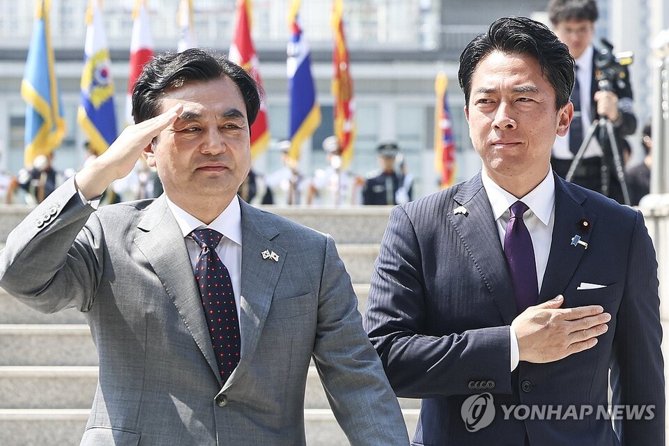 (서울=연합뉴스) 안규백 국방부 장관과 고이즈미 신지로 일본 방위상이 28일 서울 용산구 국방부 연병장에서 열린 의장행사를 마친 뒤 회담을 위해 이동하고 있다. 2026.6.28
