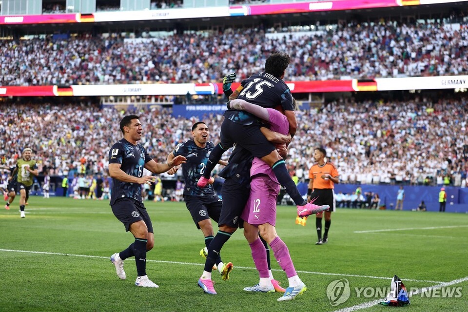 파라과이 선수들이 승부차기 끝에 독일을 따돌리고 16강 진출을 확정한 뒤 기쁨을 나누고 있다. (출처:AFP=연합뉴스)