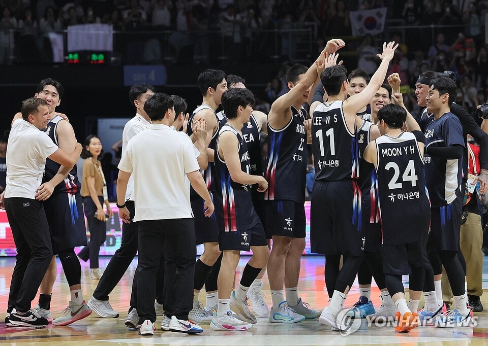 니콜라이스 마줄스 한국 대표팀 감독과 선수들이 6일 고양 소노아레나에서 열린 2027 FIBA 월드컵 아시아 예선 1라운드 최종 6차전 일본과의 경기에서 승리한 뒤 기뻐하고 있다. (출처:연합뉴스)