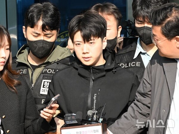 살인 혐의 등을 받는 장윤기(23)씨가 14일 오전 광주 서구 서부경찰서에서 검찰로 송치되고 있다. (출처: 뉴시스)