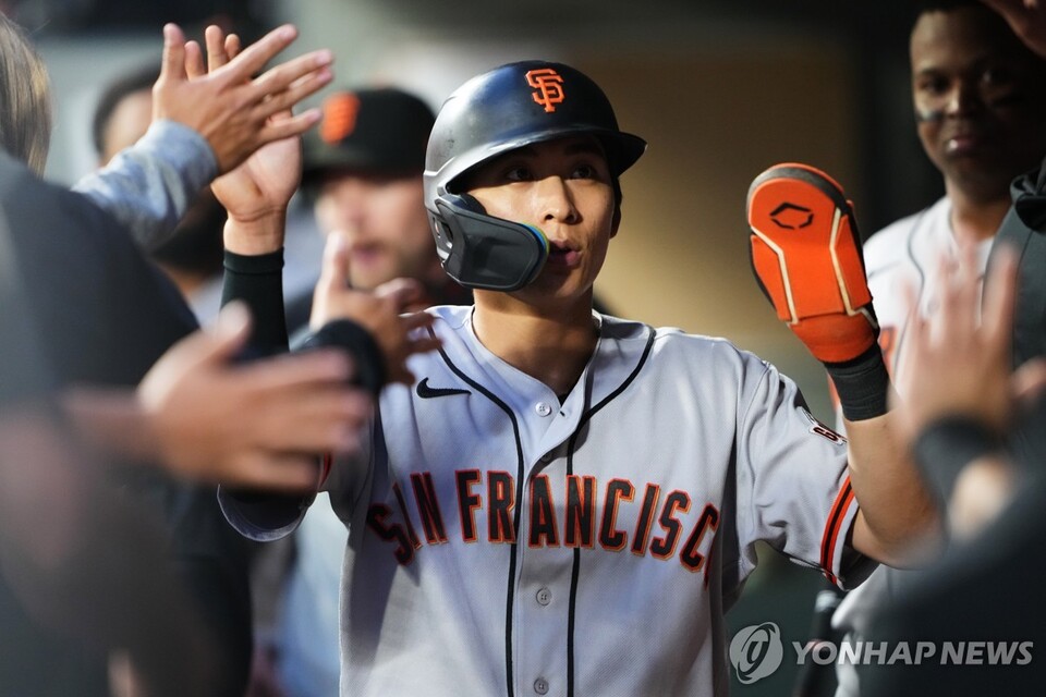 이정후가 6회 득점 후 동료들로부터 환영을 받고 있다. (출처:AP=연합뉴스)