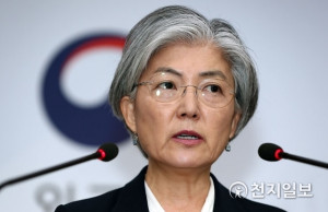 갑자기 업적 강조 외교부… <b>강경화</b> 장관, 북미회담장엔 갈까?