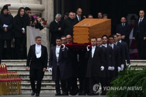 프란치스코 <b>교황</b> 주례로 ‘전 <b>교황</b>’ 베네딕토 16세 장례 미사… 수만명...