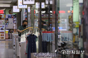 [경제인사이드] 금융지원에도 '1천조'나 쌓였다… 자영업자 대출 경고음