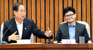 [포토] 대화하는 한덕수-한동훈