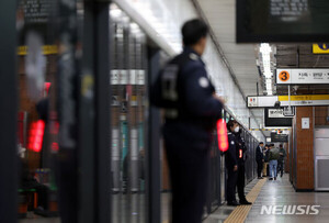 15일 오전 지하철 3호선 원당~원흥역 구간이 단전으로 1차선만 운행되는 차질이 빚어지고 있다. 서울 은평구 구파발역에서 직원들이 열차 탑승을 통제하고 있다. (출처: 뉴시스)