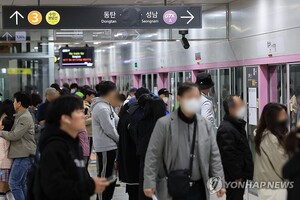 31일 오후 서울 수도권 광역급행철도(GTX)-A 수서역에서 승객들이 열차를 기다리고 있다. GTX-A 수서∼동탄 구간은 전날 첫 운행을 시작했다. 2024.3.31. ( 출처: 연합뉴스)