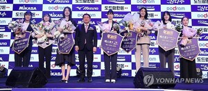 V리그 여자부 베스트 7 선수들 (출처: 연합뉴스)