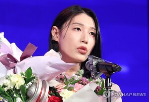 김연경이 8일  V리그 여자부 정규리그 MVP에 오른 뒤 소감을 밝히고 있다. (출처: 연합뉴스)