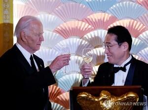 (워싱턴 로이터=연합뉴스) 조 바이든 미국 대통령(왼쪽)과 기시다 후미오 일본 총리가 10일(현지시간) 워싱턴 DC 백악관에서 열린 국빈 만찬에서 건배하고 있다. 기시다 총리는 일본 총리로는 9년 만에 미국을 국빈 방문했다. 2024.04.11