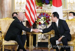 (도쿄 교도=연합뉴스) 조 바이든(왼쪽) 미국 대통령과 기시다 후미오 일본 총리가 23일 오전 일본 도쿄 소재 영빈관에서 열린 정상회담에서 악수하고 있다. 2022.5.23