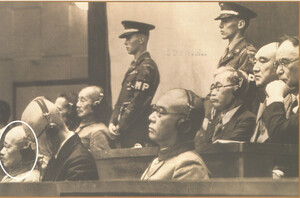 도조 히데키(원표시)가 전쟁범죄 재판의 증인석에 앉아 있다. 그는 법정의 최고사령관 산 안토니오에게 전쟁범죄 증인으로서 선서한 후 증인석에 앉았다. (제공: 정성길 기록사진연구가) ⓒ천지일보 2024.04.14.