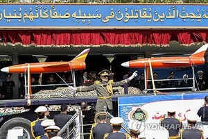 이란군이 17일(현지시간) 테헤란 북부 외곽에 있는 군부대에서 ‘군의 날’ 행사를 열었다고 이란 국영 IRNA 통신이 보도했다. 사진은 이란 연례 군사 퍼레이드에 등장한 드론 (출처: AFP, 연합뉴스)