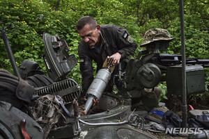 [자포리자=AP/뉴시스] 18일(현지시각) 우크라이나 자포리자 최전방에서 우크라이나 65여단 소속 군인이 진지 방어 준비를 하면서 전차에 포탄을 싣고 있다. 2024.04.19.