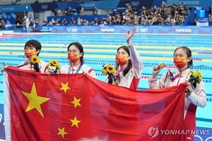 도쿄 올림픽 여자 계영 800ｍ에서 1위에 오른 중국 대표팀 (출처: EPA=연합뉴스 자료사진)