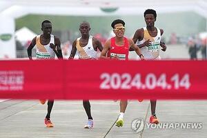 중국 허제 선수가 아프리카 선수들에 앞서 달리고 있다. (출처: 로이터 연합뉴스 자료사진)