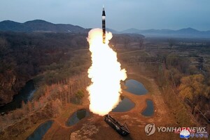 북한의 신형 중장거리 고체연료 극초음속 탄도미사일. 자료사진. (출처: 연합뉴스)