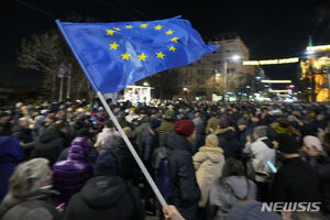 오는 6월 유럽의회 선거를 통해 우크라이나 지원에 대한 유럽인들의 생각을 확인할 수 있을 전망이다. 사진은 지난 1월 16일 세르비아 베오그라드 시내에서 한 시위자가 EU 깃발을 흔드는 모습. (출처: 뉴시스)