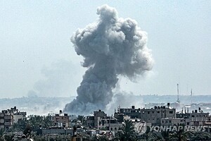 이스라엘군이 23일(현지시간) 가자 북부 지역을 포함한 가자 전역에서 몇 주 만에 가장 강력한 수위의 공습을 단행했다. 사진은 이스라엘군의 공습 이후 연기가 치솟는 가자 중부 누세이라트. (출처: AFP,, 연합뉴스)