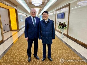윤정호 북한 대외경제상과 알렉산드르 마체고라 주북 러시아 대사. (출처: 연합뉴스)